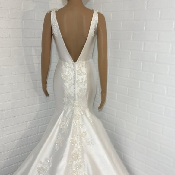 Isabella Talya Wedding Dress Fit & Flare with Train size 6 Mikado blend - Picture 2 of 16